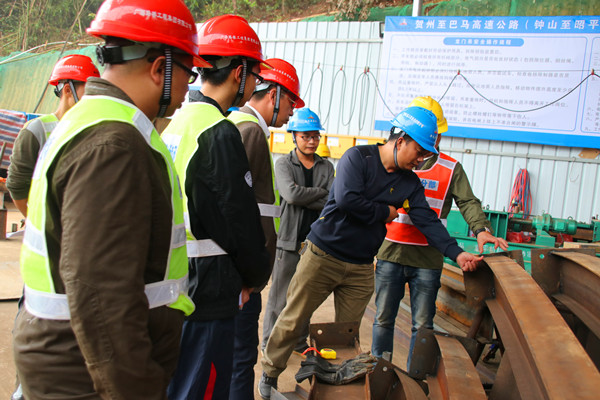 圖一：召開進洞前現(xiàn)場會議，檢查鋼拱架.jpg